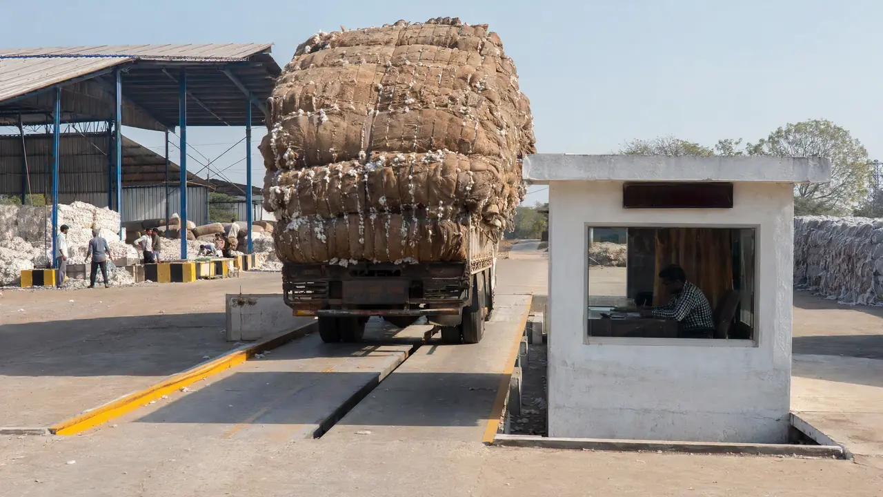 Bhari gaadi weighbridge (kaanta) par, bagal mein operator ka cabin